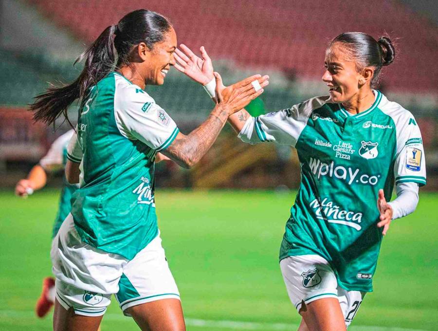 Las goleadoras Melani Aponzá y Karla Viancha celebran uno de los goles con los que el Deportivo Cali venció a Santa Fe en calidad de visitante. Este sábado se jugará la final para definir al campeón de la Liga Femenina. FOTO TOMADA X @CaliFemenino