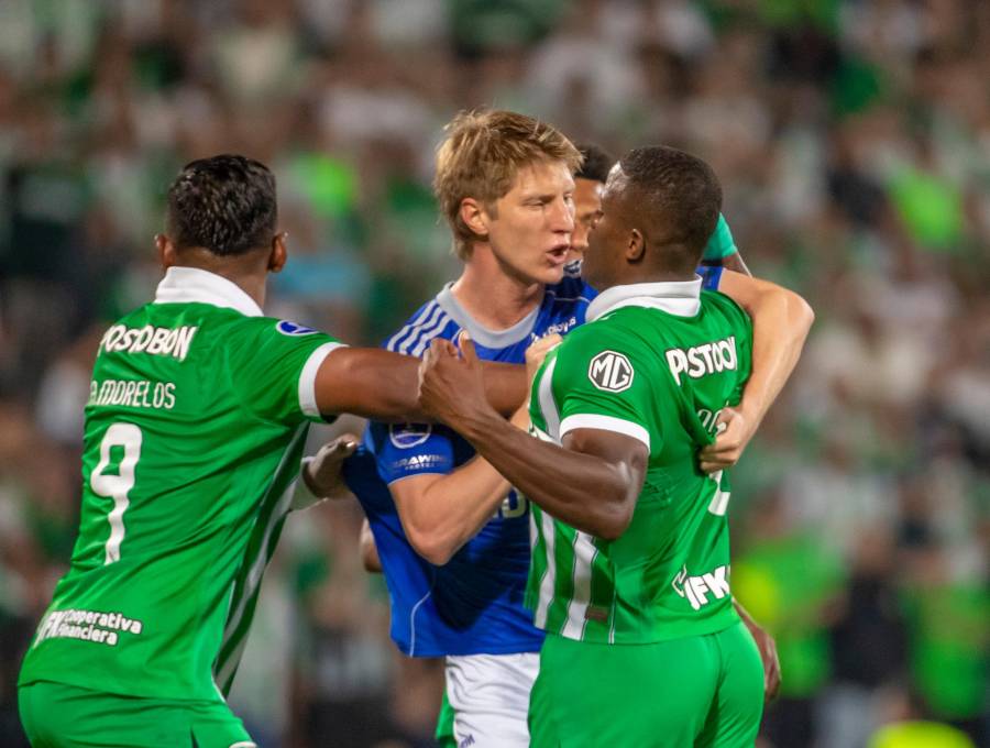 En la imagen aparecen Alfredo Morelos y Andrés Román, de Nacional, y Andrés Yinás, de Millonarios. FOTO JUAN ANTONIO SÁNCHEZ