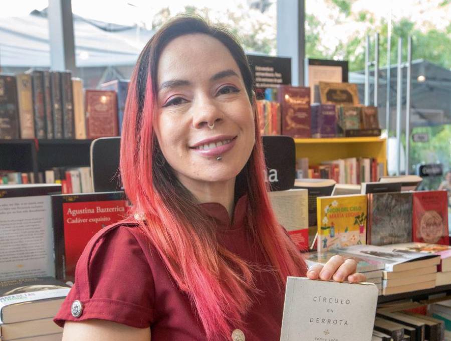 Yenny León explora en Círculo en derrota los vínculos ocultos entre cien-cia, mística y poesía, trazando un diálogo imaginario con Kepler desde el lenguaje del asombro. FOTO: Esneyder Gutiérrez