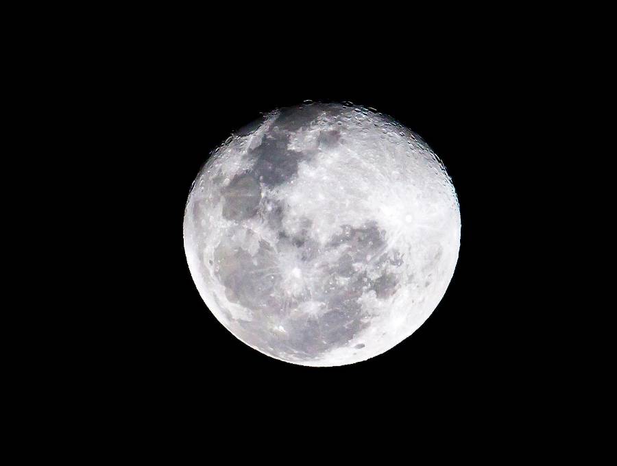 Entre el sábado 3 y el lunes 5 de enero se podrá ver la primera Luna llena del año. FOTO Juan Antonio Sánchez