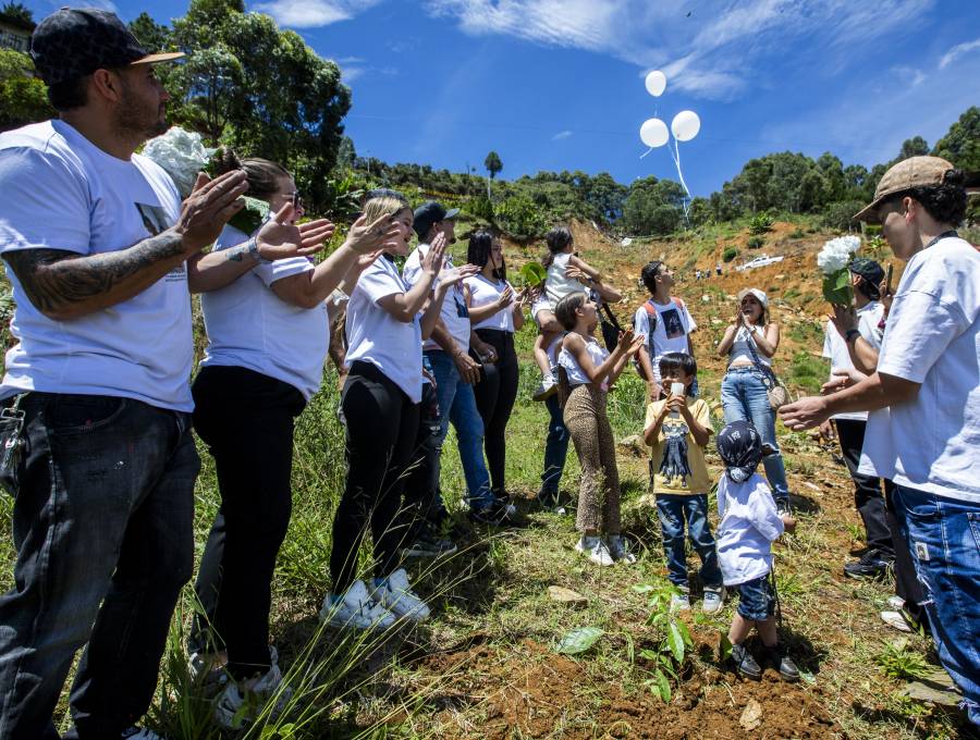 La familia Hernández sembró árboles y elevó globos por Agustín Ortiz, María Georgina Hernández y Juan David Lozano, padres e hijo de Norely Hernández, fallecidos en la tragedia de Granizal. Foto: Julio César Herrera 