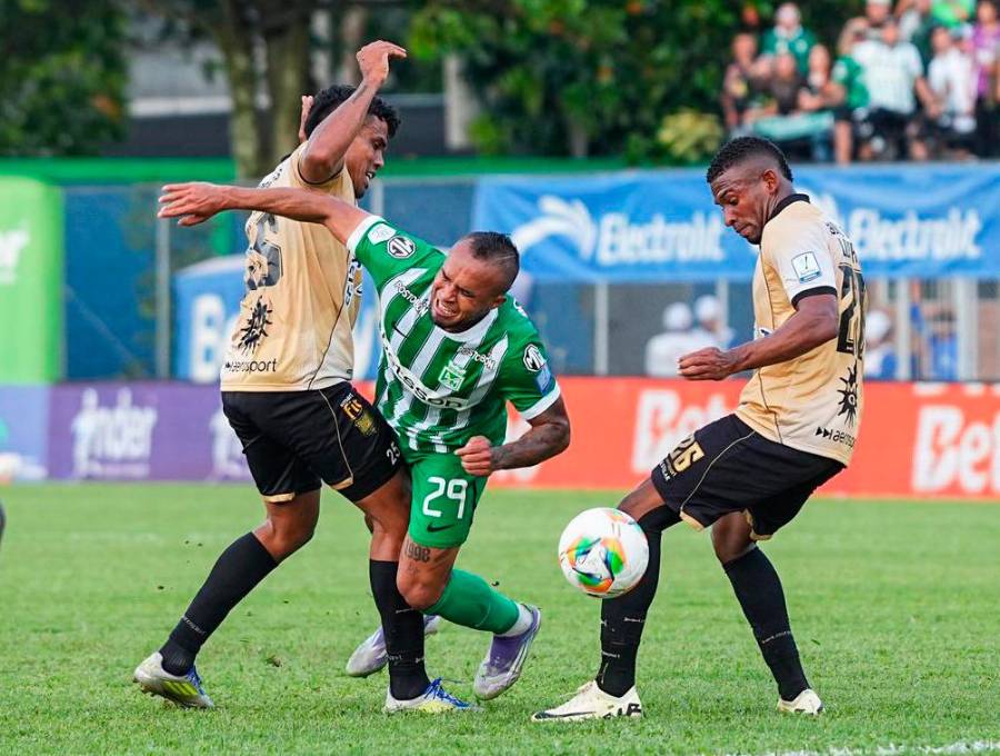 Andrés Sarmiento, uno de los hombres que se destacó en el verde, ante un rival que lució bien en marca. Foto: Colprensa