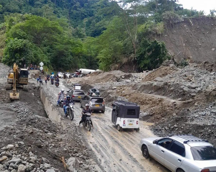 Paso provisional a un solo carril en la vía Dabeiba – Mutatá. FOTO: AUTOPISTAS URABÁ