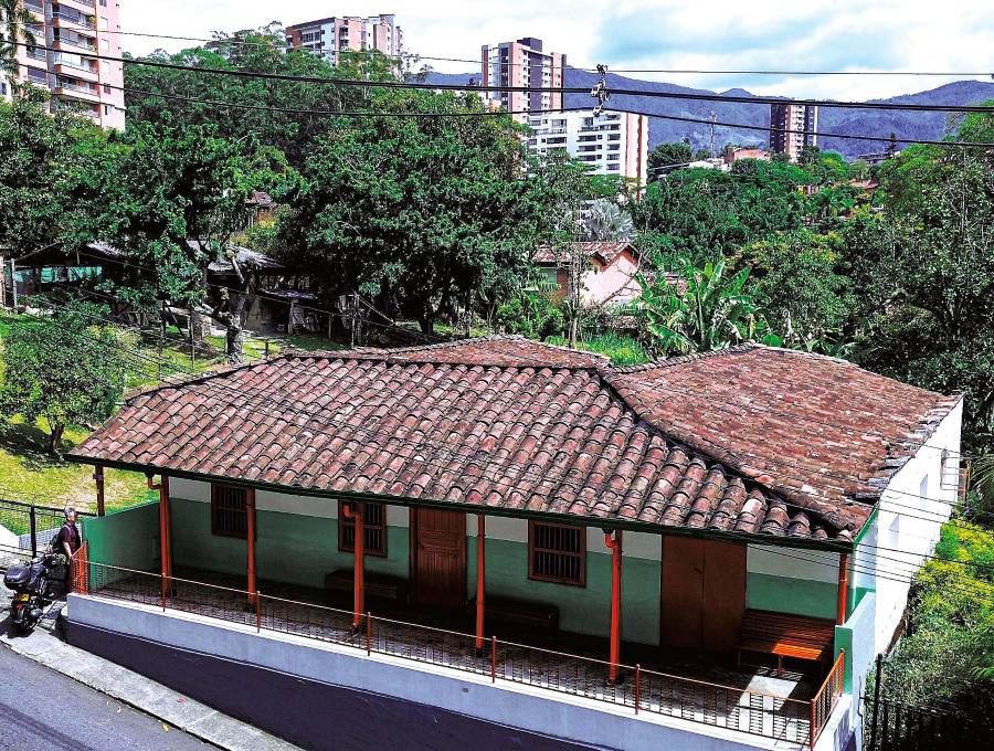 La finca de los Benedictinos es la última construcción campesina centenaria que se conserva en el sector. Cuenta con nueve habitaciones, árboles de mango y, hasta hace poco, tenía vacas. FOTO<b><span class="mln_uppercase_mln"> MANUEL SALDARRIAGA</span></b>