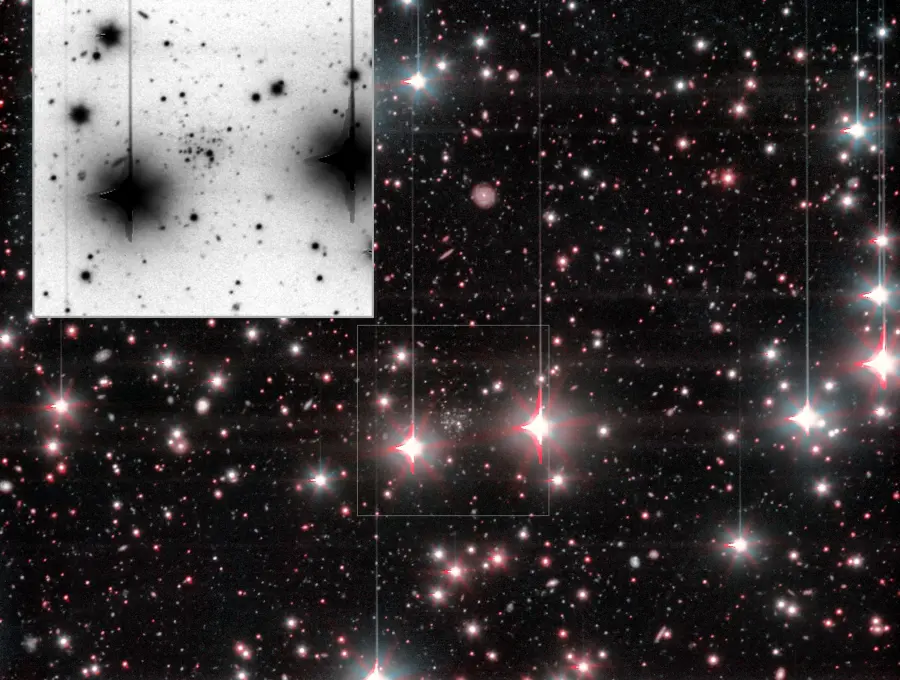 La galaxia And XXXVI se ve entre las dos brillantes estrellas de primer plano. En el recuadro se muestra una ampliación en color negativo. FOTO Europa Press