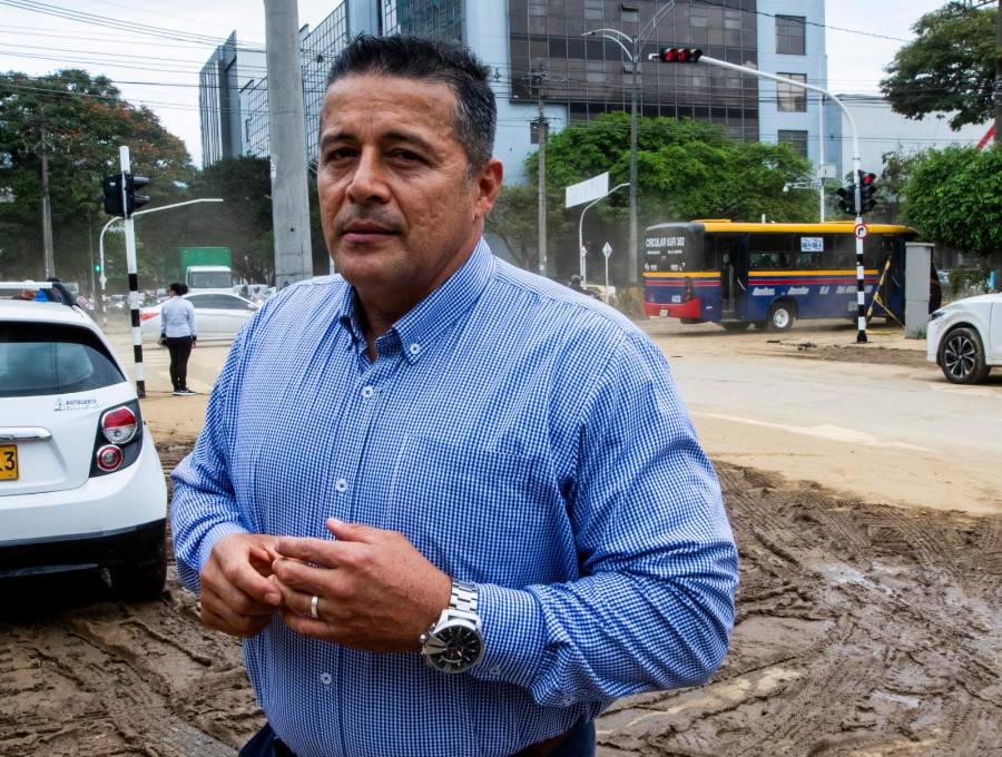 Gustavo Adolfo Sierra trabaja en un concesionario de carros en la Avenida Las Vegas, que quedó inundada por las fuertes lluvias de este miércoles en Medellín. FOTO: JULIO HERRERA