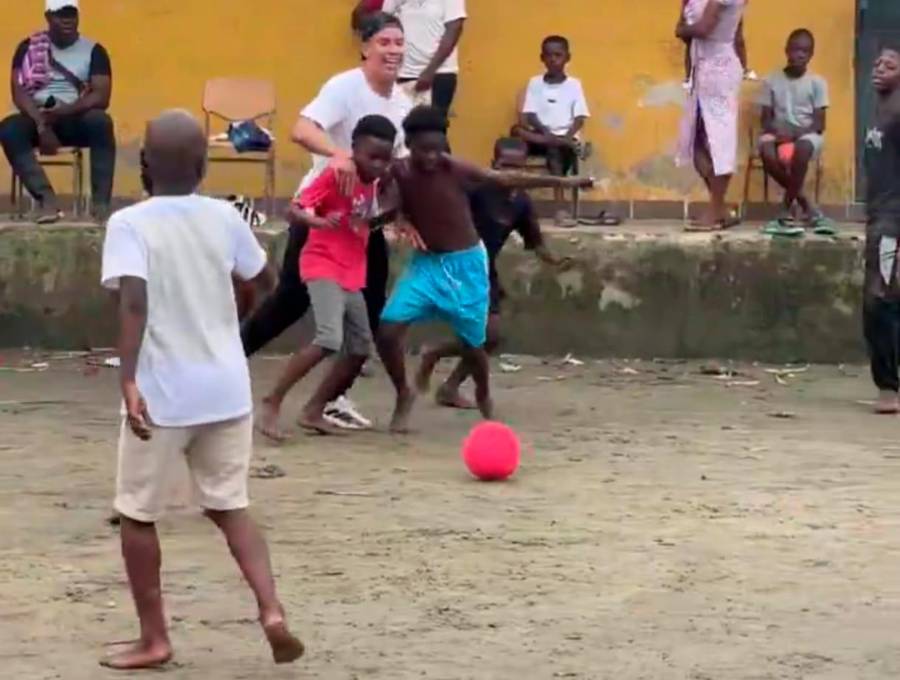 Imágenes tomadas del video compartido en las redes sociales de Matheus jugando con los niños del Chocó. FOTO PANTALLAZO DE X