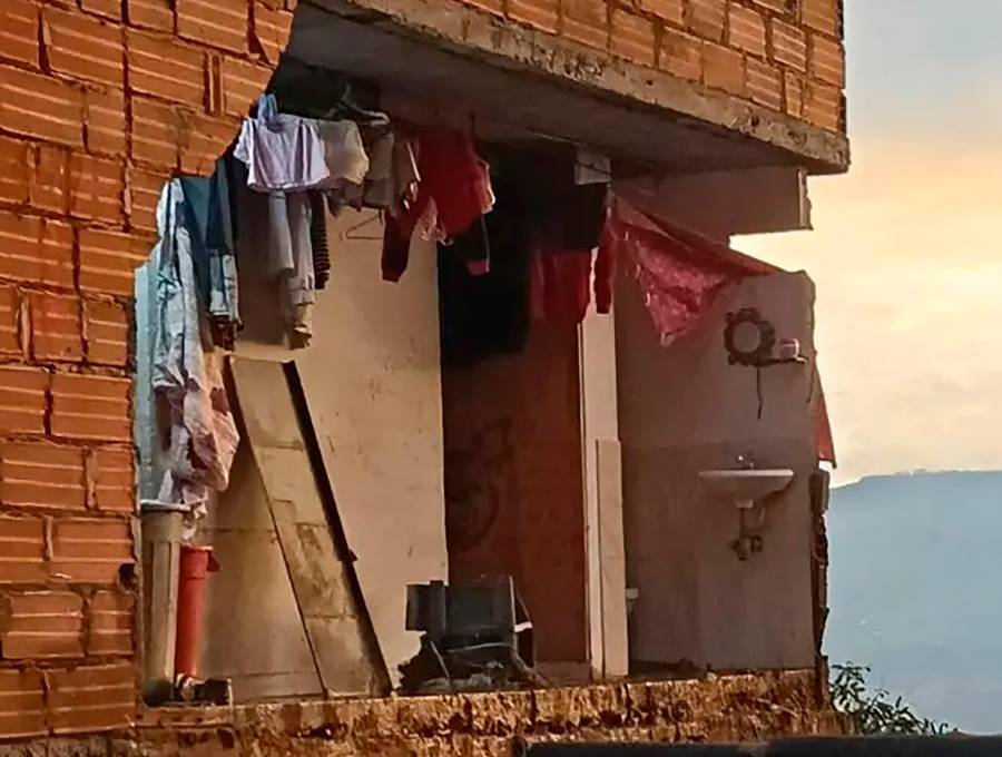 El colapso de este muro en el barrio Manrique Las Granjas provocó la muerte del niño Sebastián Jesús Valencia Valencia, de 5 años. FOTO: <b>CORTESÍA</b>