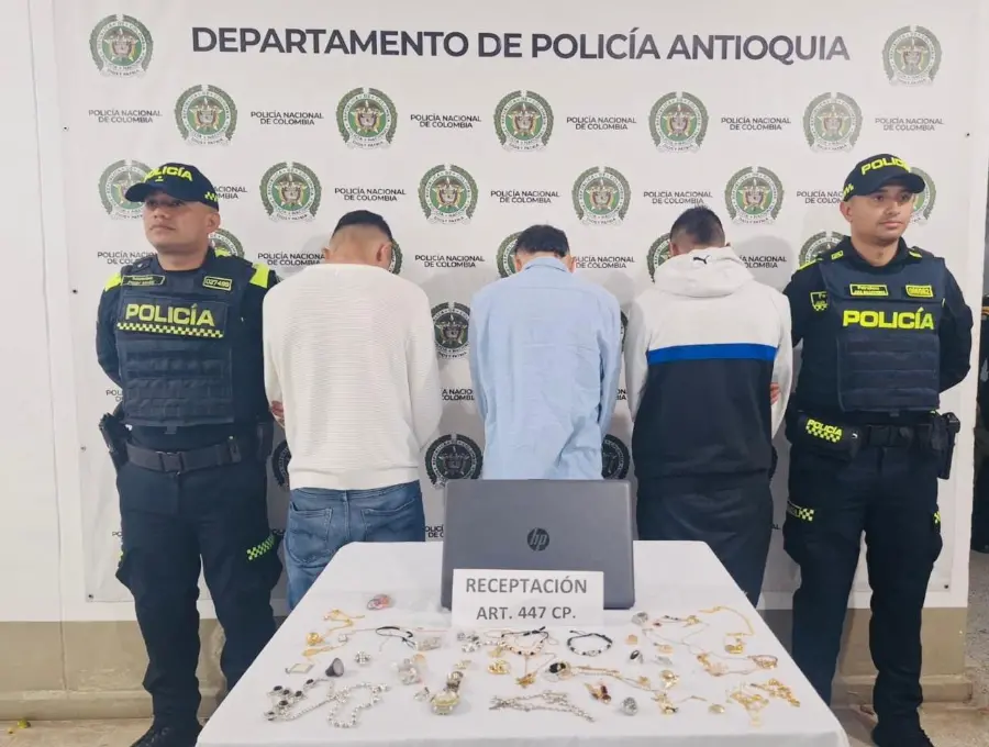 Los capturados junto al botín recuperado. FOTO: Cortesía