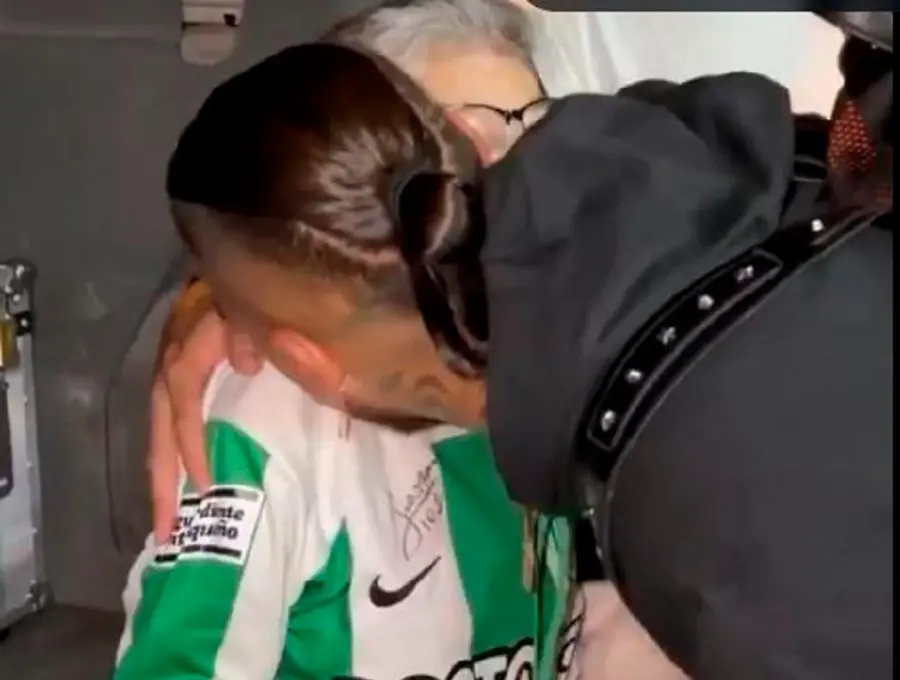 Chicho Arango y el afectuoso abrazo con su abuela tras anotar su primer gol con Nacional. FOTO IMAGEN TOMADA DE X