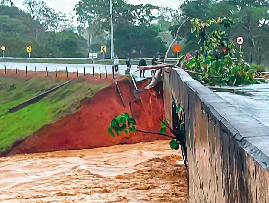 Ríos completamente desbordados y vías urbanas y rurales incomunicadas conforman el panorama actual del Urabá antioqueño, debido a las fuertes lluvias.<b><span class="mln_uppercase_mln"> </span></b>FOTOS<b><span class="mln_uppercase_mln"> CORTESÍA</span></b>