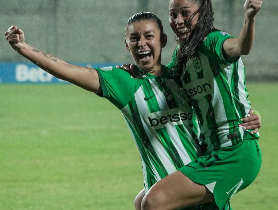 Yoreli Rincón y Marcela Restrepo celebran la victoria ante el DIM, en el estadio de Ditaires. FOTO CORTESÍA NACIONAL 