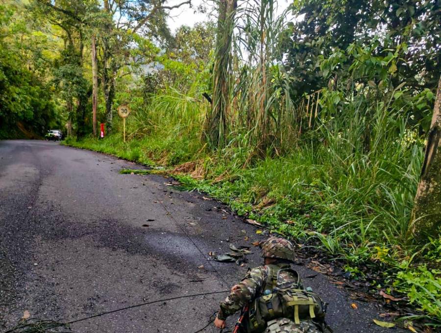 Una de las banderas fue encontrada en el sector El Porvenir, sobre la vía que comunica a la cabecera municipal con el corregimiento de Tapartó. FOTO: Cortesía Ejército Nacional