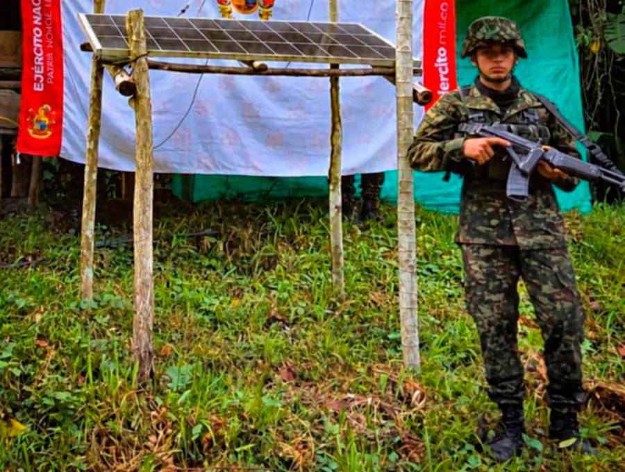 La antena de internet satelital era alimentada por el panel solar que se aprecia en la imagen. FOTO<b><span class="mln_uppercase_mln"> Cortesía Cuarta Brigada</span></b>