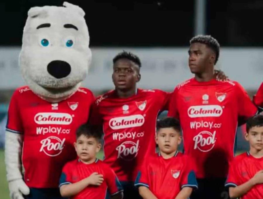 Sebastián Gallego en la salida de los jugadores del DIM junto a su hermano, ambos con las camisetas 12 y 13 junto a Keiner Klinger y Jhon Montaño, en los actos protocolarios en el estadio de Ditaires. FOTO PANTALLAZO