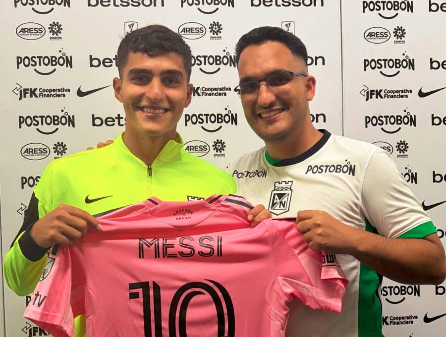 Juan Manuel Rengifo muestra la camiseta de Lionel Messi junto a su hermano. FOTO @DuqueRengifo