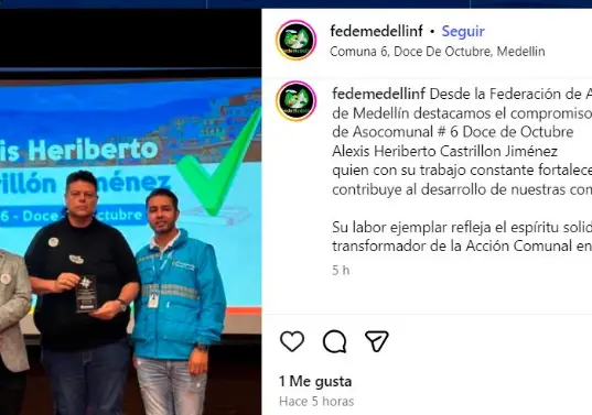 Alexis Castrillón exhibe la placa que recibió de la Personería Distrital. A su izquierda está el personero Melfi Boset Rave, quien fue el oferente del acto de condecoración en el edificio Plaza de la Libertad el 9 de octubre pasado. A la derecha, el mensaje de Fedemedellín en redes sociales. FOTO redes sociales de fedemedellin
