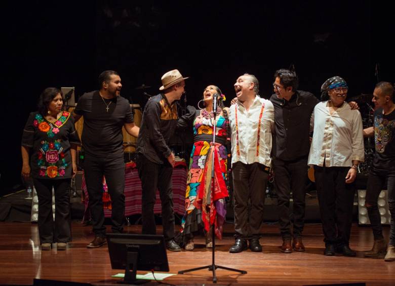 Lila Downs con la banda que la acompañó en Colombia. FOTO Cortesía Teatro Metropolitano / Yojan Valencia