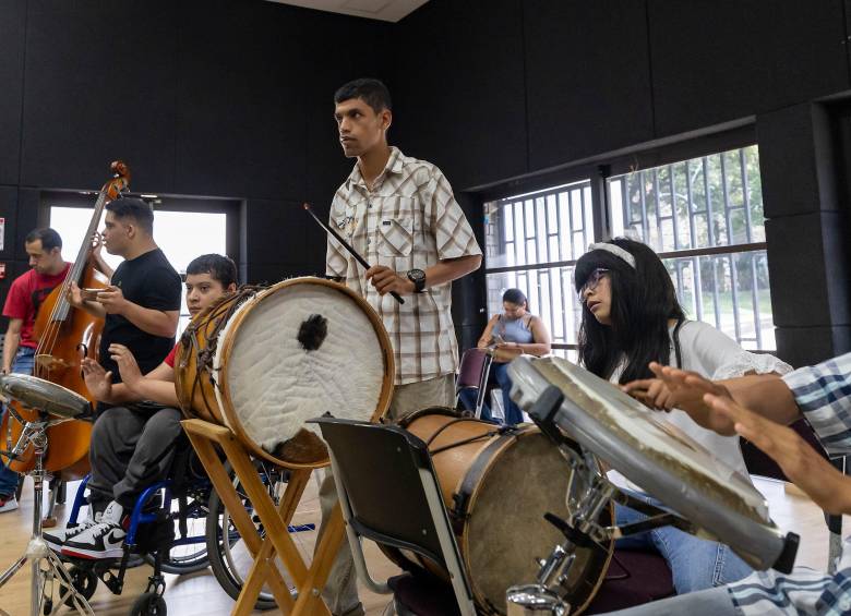 La Red de Escuelas de Música de Medellín creó una orquesta integrada en su totalidad por estudiantes neurodiversos. FOTO Camilo Suárez.