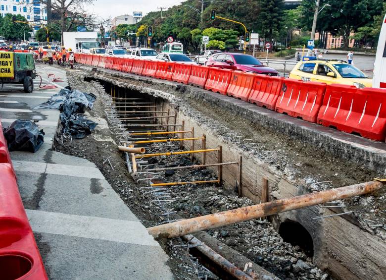 Así quedaron las obras de este hueco en plena avenida Guayabal, en los límites de Medellín con Itagüí. FOTO JAIME PÉREZ