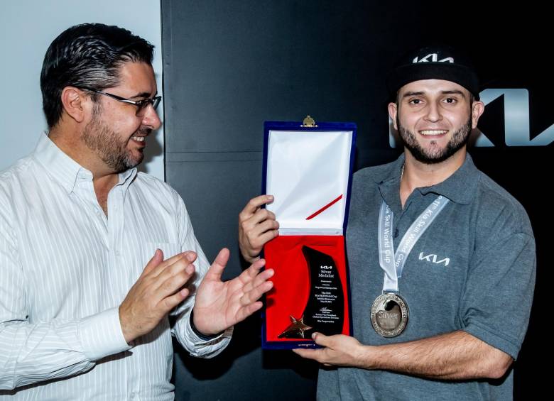 Diego Alonso Manrique, técnico máster del concesionario Distrikia, es el primer colombiano en traerse un galardón del Kia Skill World Cup. Foto: cortesía