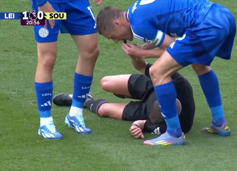Jamie Vardy protagonizó una curiosa escena con el árbitro David Webb en un partido de la Premier League. FOTO: Captura de video 