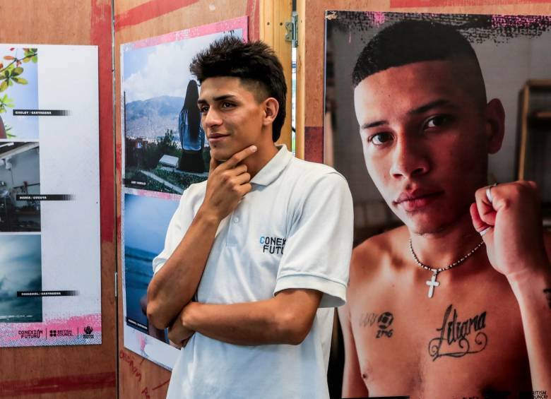 Alejandro López, de camisa blanca, visita la exposición de Conexión Futuro en la Cámara de Comercio. FOTO Jaime Pérez