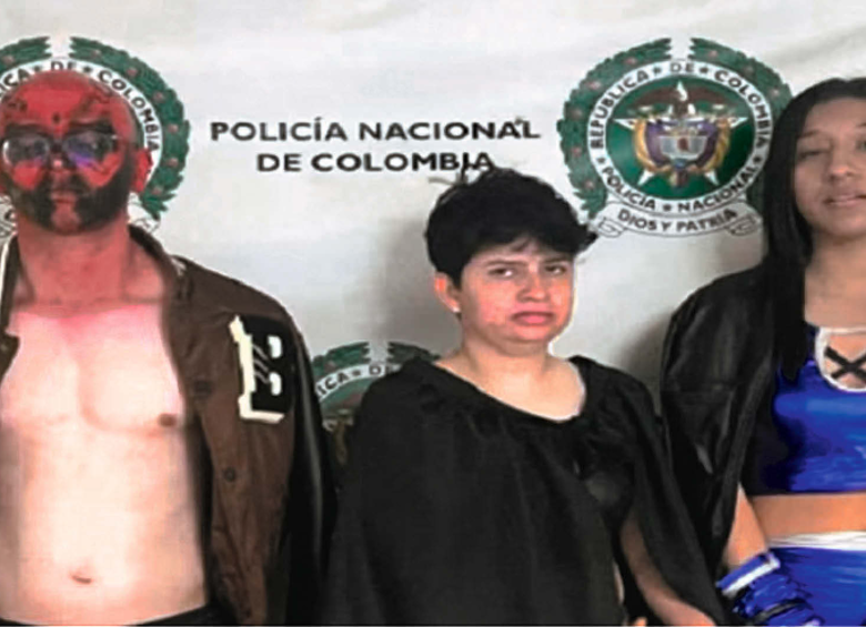 La audiencia se reanudará hoy a partir a las 8:30 de la mañana. De izquierda a derecha: Juan Carlos Suárez imputado-; y sus dos compañeras, quienes fueron liberadas. FOTO: CORTESÍA