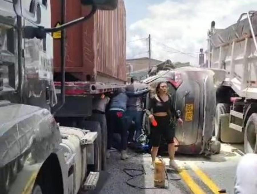 Así quedó uno de los vehículos involucrado en el accidente de la vía a Santa Bárbara. FOTO: Cortesía Denuncias Antioquia.