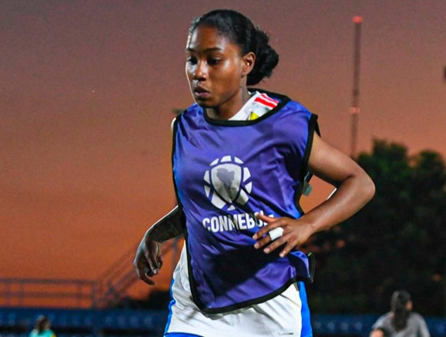 La jugadora Sintia Cabezas llegó directamente desde Francia para jugar con Colombia y fue determinante en la victoria de la Tricolor ante Venezuela. FOTO CORTESÍA FCF 