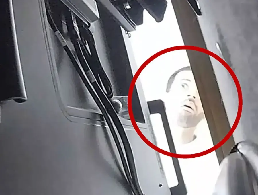 Este es Abdulrahman Alfozan, el ingeniero que habría estado espiando a ejecutivos de OpenAI. El ingeniero fue captado cuando estaba mirando el dispositivo de grabación que instaló. FOTO: Cortesía Departamento de Justicia de EE.UU.