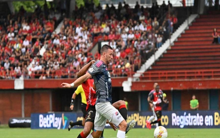 Luciano Pons marca en el General Santander para la victoria del DIM en el General Santander. FOTO CAMILO SUÁREZ 