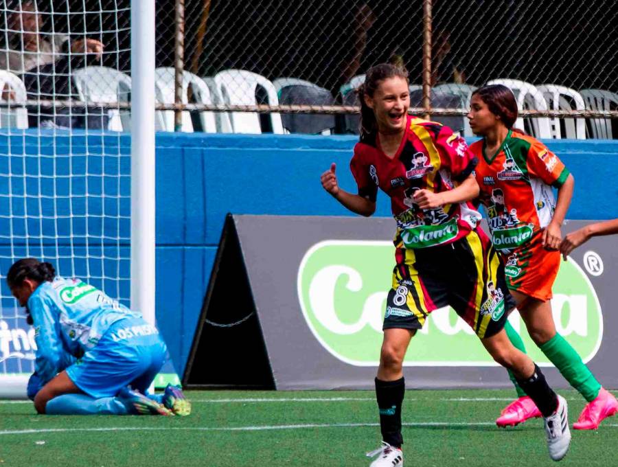 Ella es Lauren Sofía Calvete Molina, jugadora de Future Soccer de Bogotá quien se luce con sus gambetas y goles en el Babyfútbol. FOTO JULIO CÉSAR HERRERA 