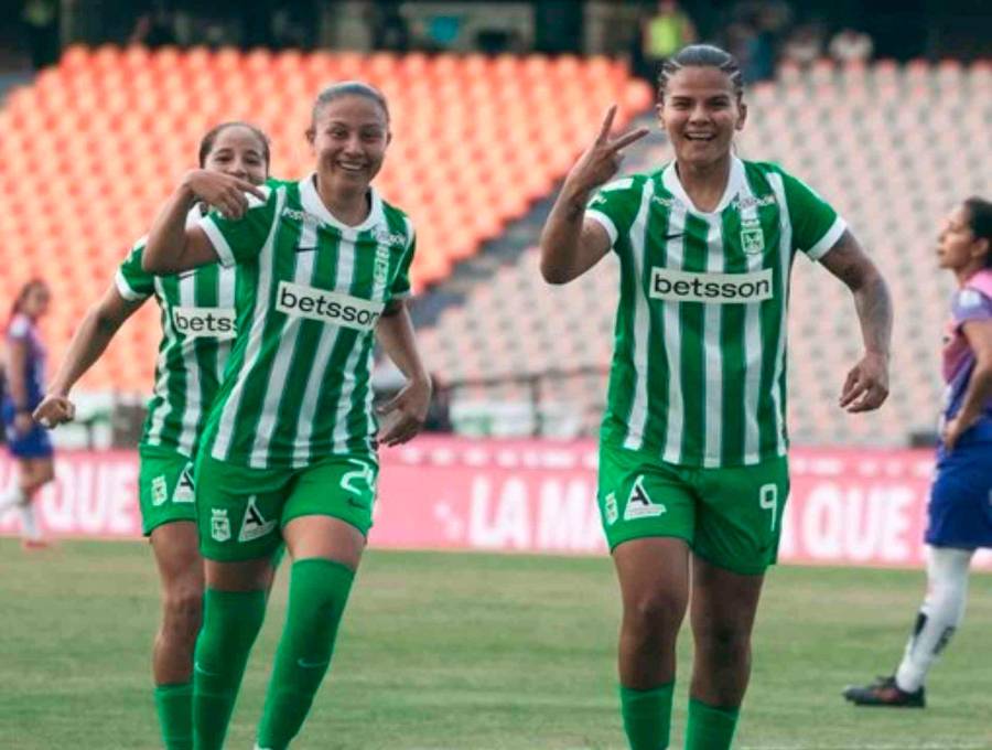 Manuela González celebra con sus compañeras de Atlético Nacional el primer gol de la temporada en el triunfo 3-0 ante Fortaleza. FOTO CORTESÍA ATLÉTICO NACIONAL 