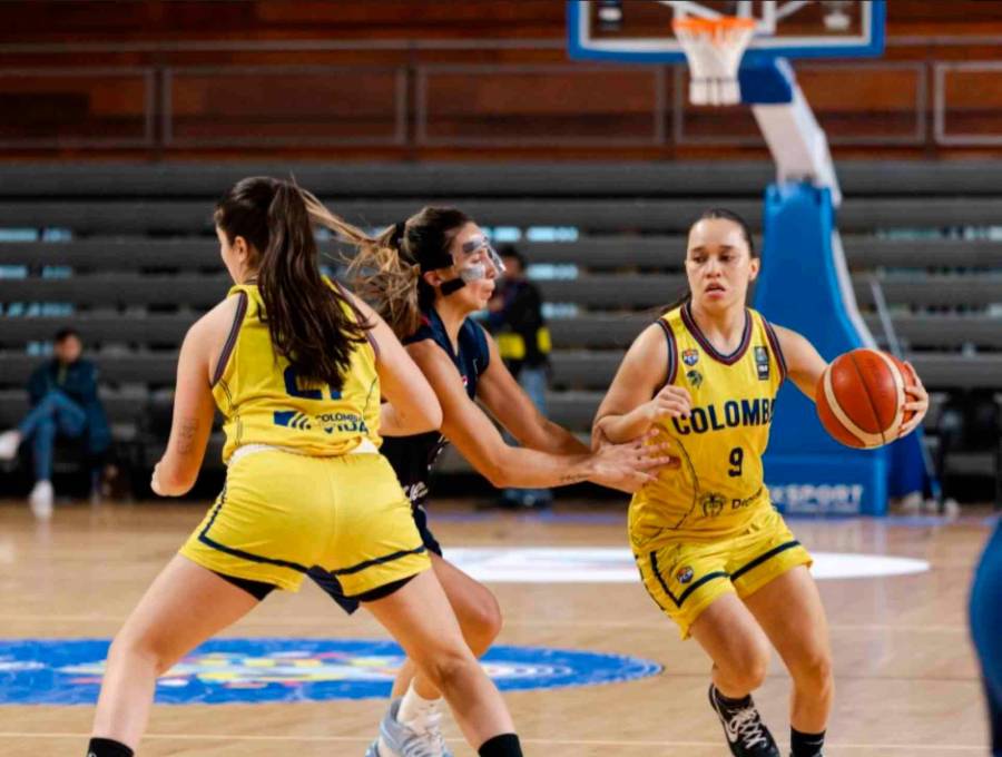 La antioqueña Manuela Ríos (con la pelota) fue la jugadora nacional más destacada en el clasificatorio a la AmeriCup 2027. FOTO CORTESÍA FIBA 