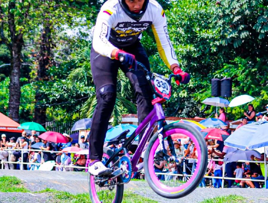 Tras reunir recursos, patrocinadores y resultados deportivos, el vallecaucano José Alejandro Burbano enfrenta ahora el obstáculo más inesperado: obtener la visa que le permita competir por Colombia en el Mundial de BMX en Brisbane. FOTO INSTAGRAM BURBANO