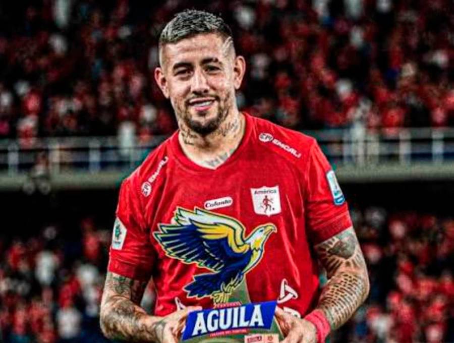 El delantero argentino Rodrigo Holgado mientras estuvo activo con América ganó varios premios como Jugador del Partido por sus goles y rendimiento. FOTO TOMADA @CervezaAguila