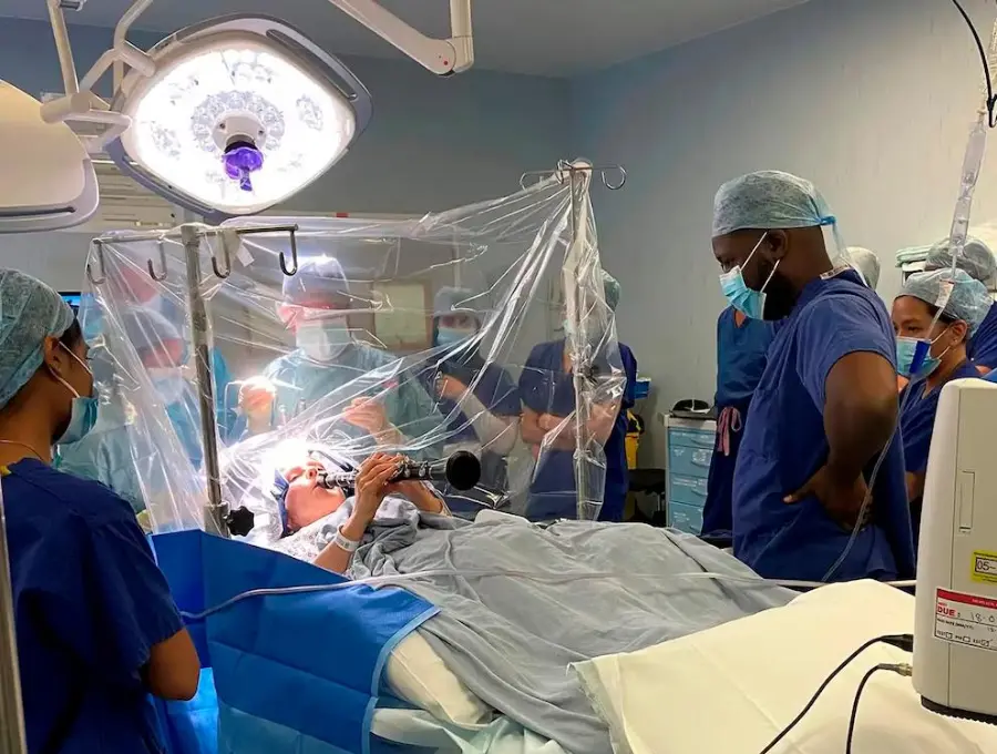 Durante la cirugía en el King’s College Hospital de Londres, Denise Bacon permaneció despierta y tocó el clarinete para que los médicos evaluaran en tiempo real la precisión de la estimulación cerebral profunda. FOTO Tomada de Instagram @kingscollegehospital 