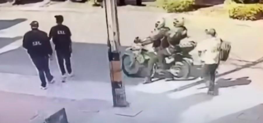Una cámara de seguridad registró el momento en el que los policías motorizados se encontraron con tres de los ladrones disfrazados de agentes del CTI y la Sijín. FOTO: IMAGEN TOMADA DE VIDEO.