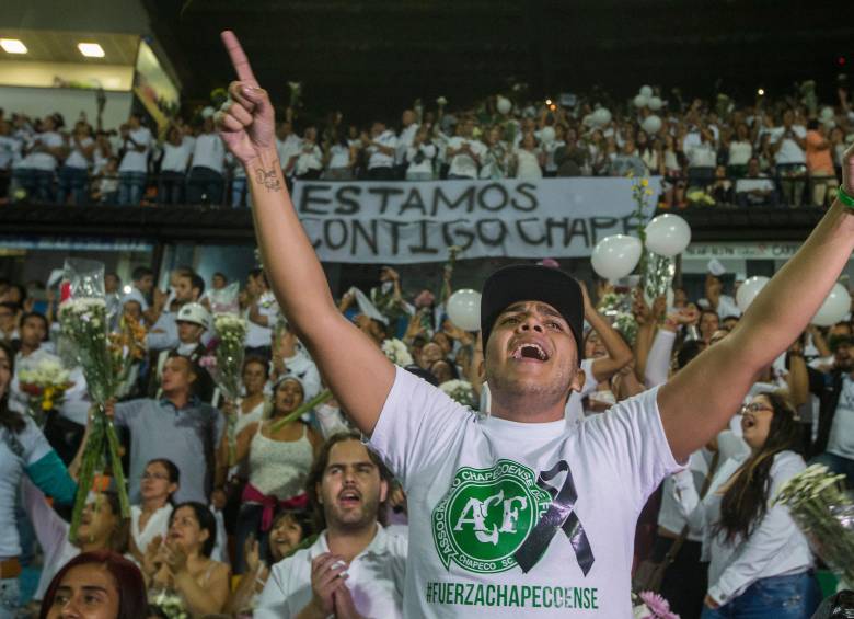 Imágenes del homenaje que se les hizo hace 10 años a las víctimas del siniestro aéreo en el estadio Atanasio Girardot. FOTO JULIO CÉSAR HERRERA