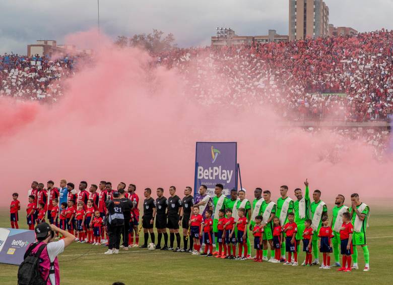 El clásico paisa volvió a demostrar por qué es uno de los partidos más esperados del fútbol colombiano. Más allá del empate, el espectáculo en la cancha estuvo a la altura de la historia y la rivalidad entre ambos clubes. Foto: Juan Antonio Sánchez.