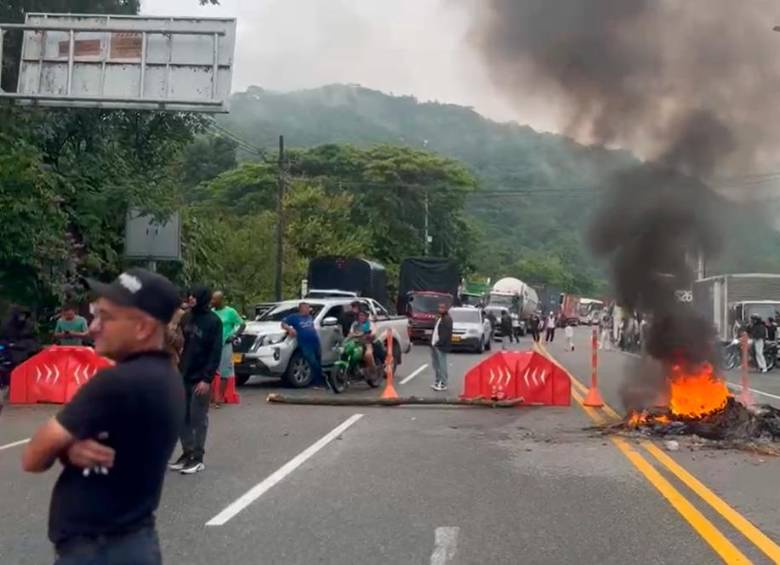 El bloqueo durante casi doce horas buscaba que Pacífico 2 escuchara a los comerciantes del pueblo. FOTO: IMAGEN TOMADA DE VIDEO