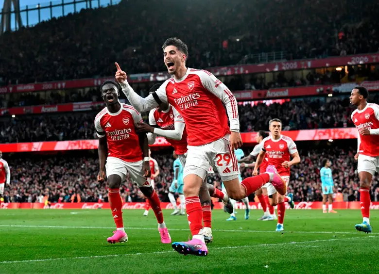 Kai Havertz y Bukayo Saka eufóricos en la celebración del gol de la victoria ante Burnley. FOTO:GETTY