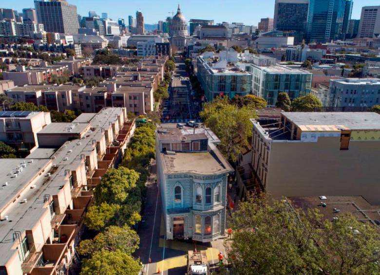 La casa de estilo victoriano edificada en 1880 fue traslada siete cuadras desde su ubicación original en San Francisco EE. UU. FOTO GETTY