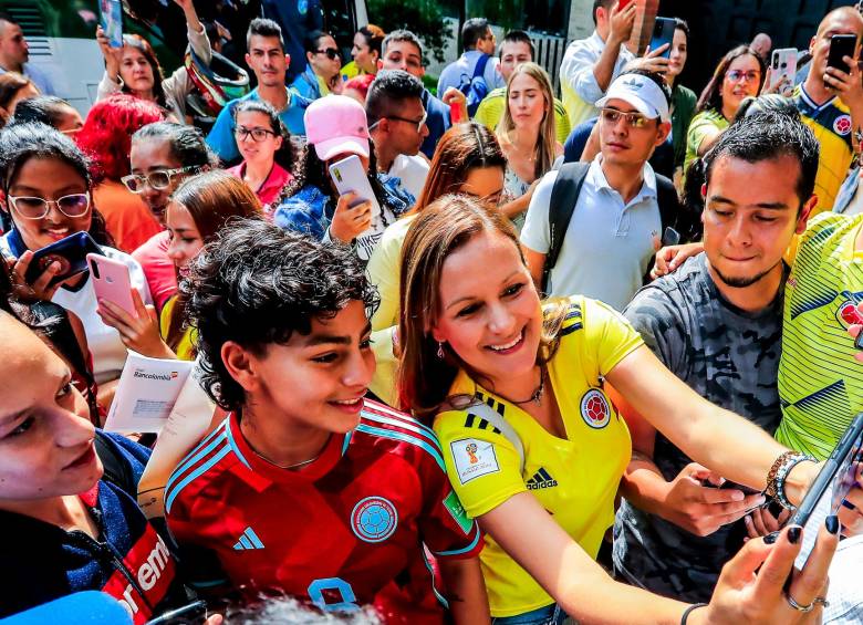 Yésica Muñoz fue la futbolista más aclamada por los hinchas paisas que asistieron al recibimiento. FOTO jaime pérez