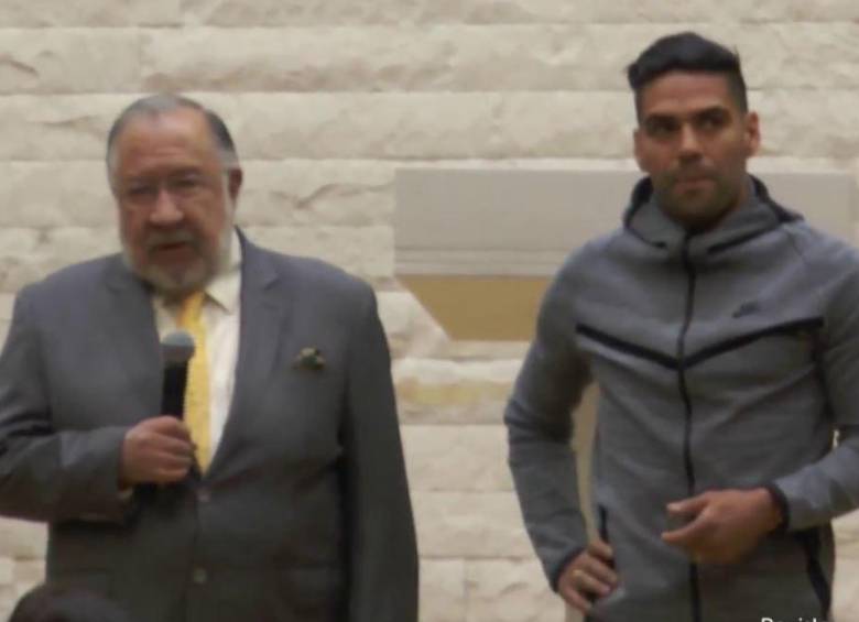 Por sus cultos pasaron Falcao García, Viviane Morales, el expresidente Juan Manuel Santos, José Ordóñez, Don Jediondo, la exseñorita Colombia Tatiana Castro Abuchaibe y la actriz Ana María Estupiñán, entre otros famosos. FOTO YouTube Revista Hechos&Crónicas