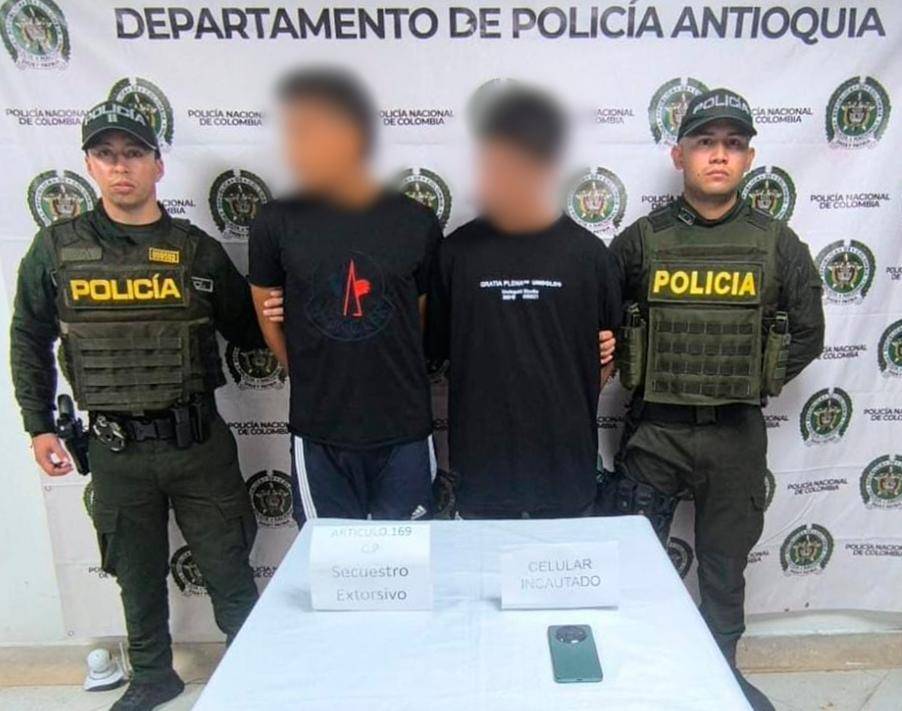 Estos son los dos hombres que fueron capturados durante el operativo en el que liberaron al transportador de alimentos. FOTO: POLICÍA ANTIOQUIA