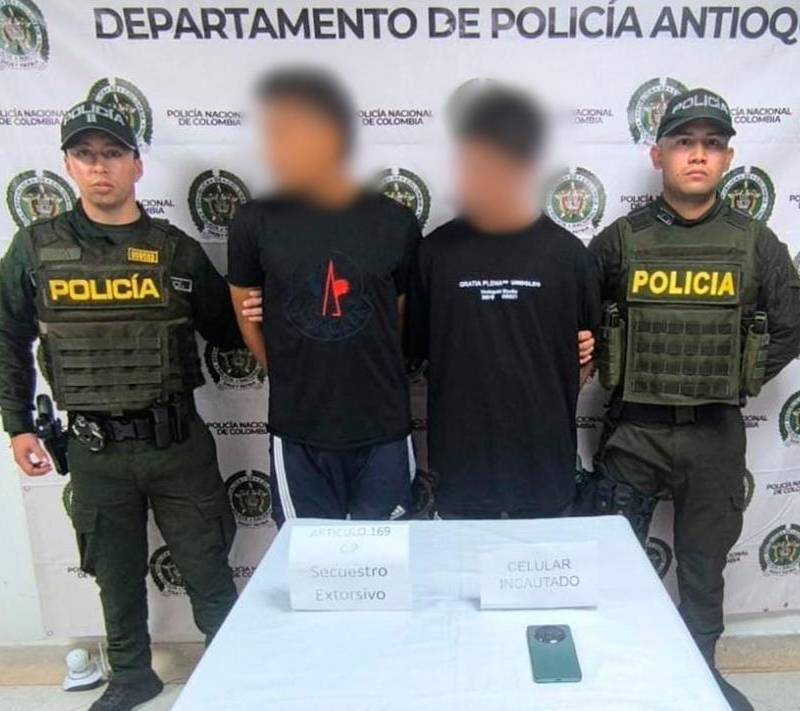 Estos son los dos hombres que fueron capturados durante el operativo en el que liberaron al transportador de alimentos. FOTO: POLICÍA ANTIOQUIA