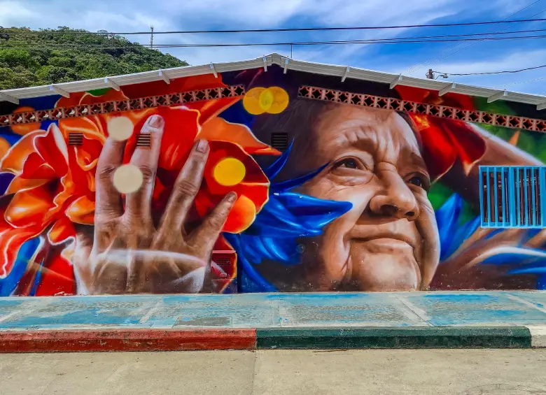 Ahora, caminar por San Carlos mirando al suelo no es una opción. En muchas de las fachadas de las casas se pueden encontrar murales de este tipo. FOTO Juan Diego Ortiz Jiménez. 