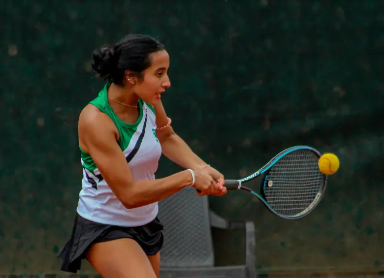 Luciana Acuña Montero, a pesar de su juventud, denota madurez en sus respuestas. Su proceso deportivo, luego de destacarse en el país, ya le exige una competencia mas exigente y esta la tendrá en el tenis universitario de EE. UU. FOTO: Cortesía